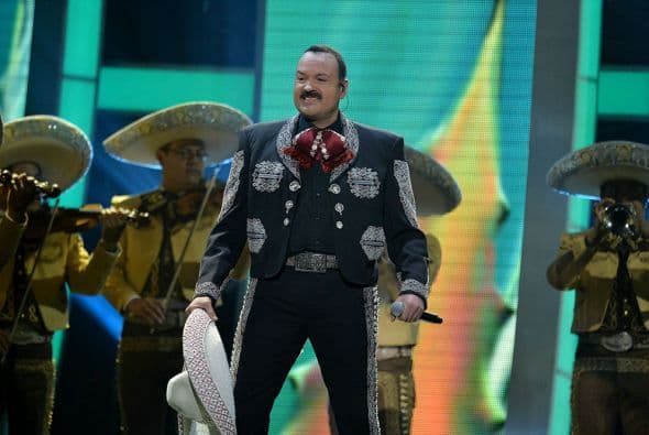 Antes de que tomaran juntos el escenario, Pepe Aguilar interpretó el tema 'La ley del Monte'.