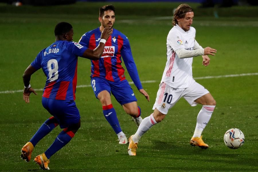 Real Madrid se impone ante el Eibar 3-1 en la Jornada 14 de LaLiga. Karim Benzemá abrió el marcador al minuto 6, cuando seguido cayó el gol de su compañero Luka Modric. Kike García, al minuto 28, anotaba el único tanto para los 'Armeros' y es hasta el minuto 92 cuando Lucas Vázquez pone la cereza en el pastel para el triunfo del equipo merengue.