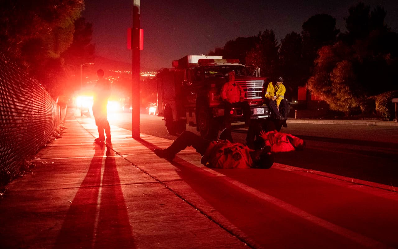 Bombero del condado de Orange llegan a Santa Clarita para apoyar las labores de extinción del fuego.