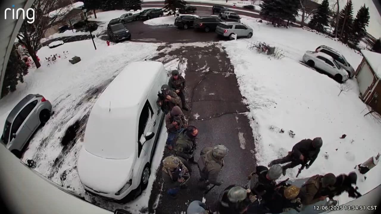 La cámara de un timbre capta operativo de ICE que dejó a niña de 7 años separada de sus padres