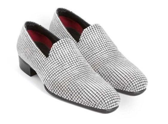 El codiciado par de zapatos cuanta con 340 diamantes de oro blanco puro, y fue creado por el diseñador Jason Arasheben.