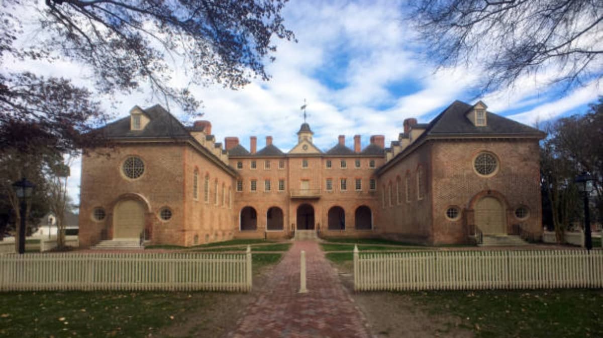 <b>7. Fin del trato preferencial en admisiones universitarias</b>
<br>
<br>Las universidades públicas de Virginia ya no podrán dar ventajas en admisión a estudiantes con vínculos familiares con donantes o exalumnos, promoviendo un proceso más equitativo.