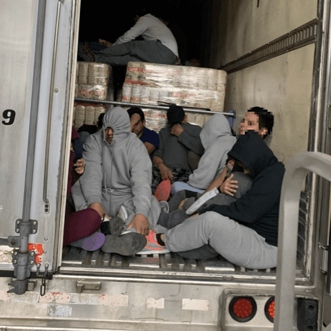 Otra táctica común es ocultarlos al frente o detrás de paletas con productos, lo cual los pone en riesgo de ser aplastados.