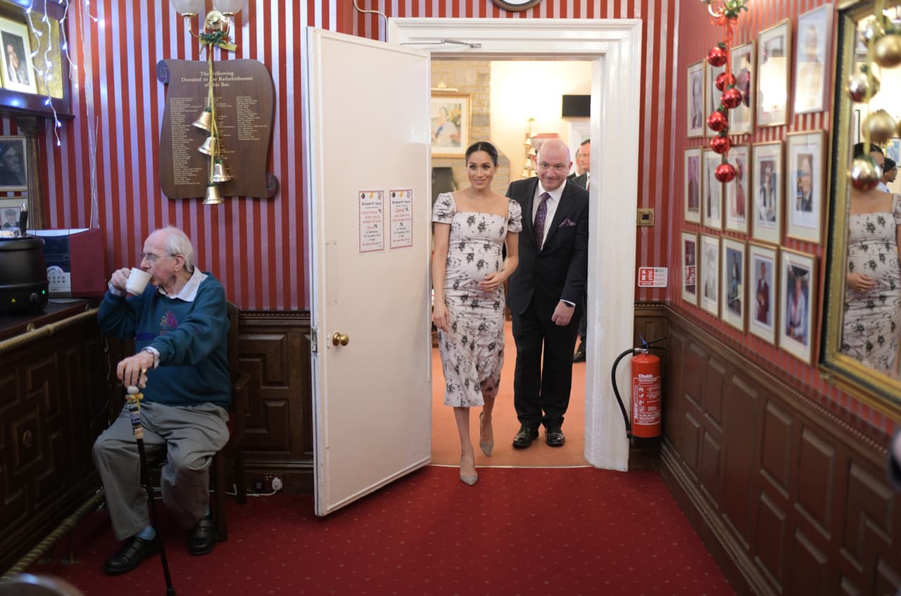 Para esta visita Meghan lució un ceñido vestido blanco estampado con flores que destacaba su abultado vientre.
<br>