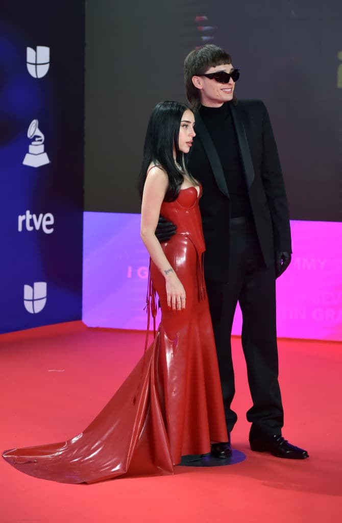 Nicki Nicole y Peso Pluma fueron una de las parejas que robaron la atención a su paso por la alfombra roja de los Latin GRAMMY 2023.