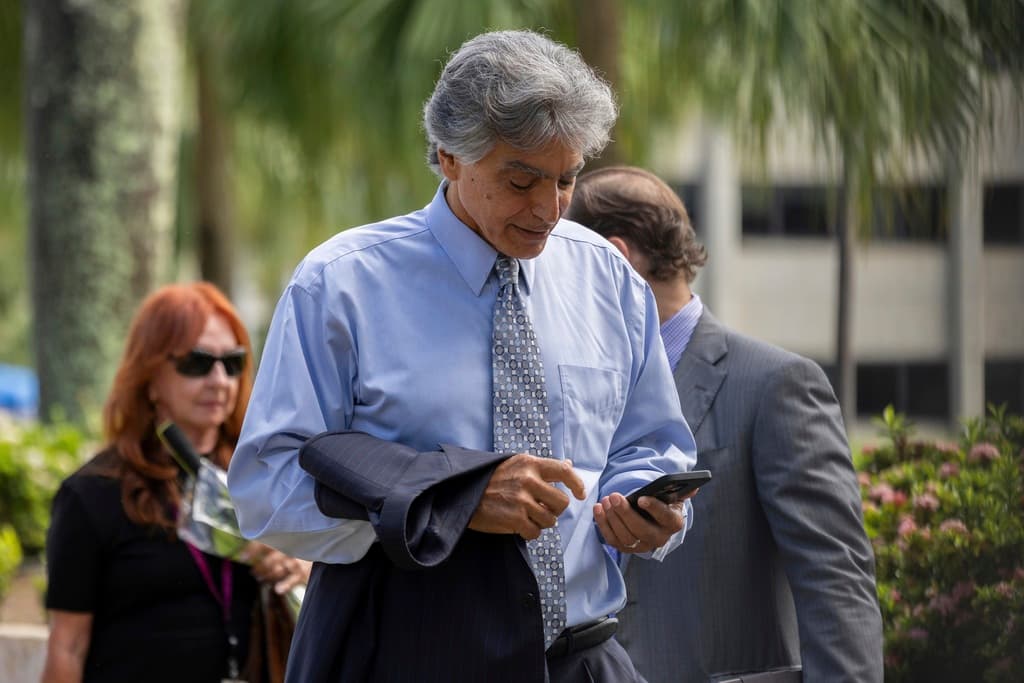 En la foto, 
<b>el exagente del FBI, Mark Rossini,</b> quien trabajaba como asesor de Herrera Velutini. Inicialmente también fue acusado de invertir más de 300,000 dólares en consultores políticos que robustecieran la campaña de Wanda Vázquez Garced por la nominación del PNP a la gobernación.
<br>
<br>En agosto de 2020, la entonces gobernadora, perdió las primarias del PNP ante Pedro Pierluisi, quien tres meses después fue electo gobernador.