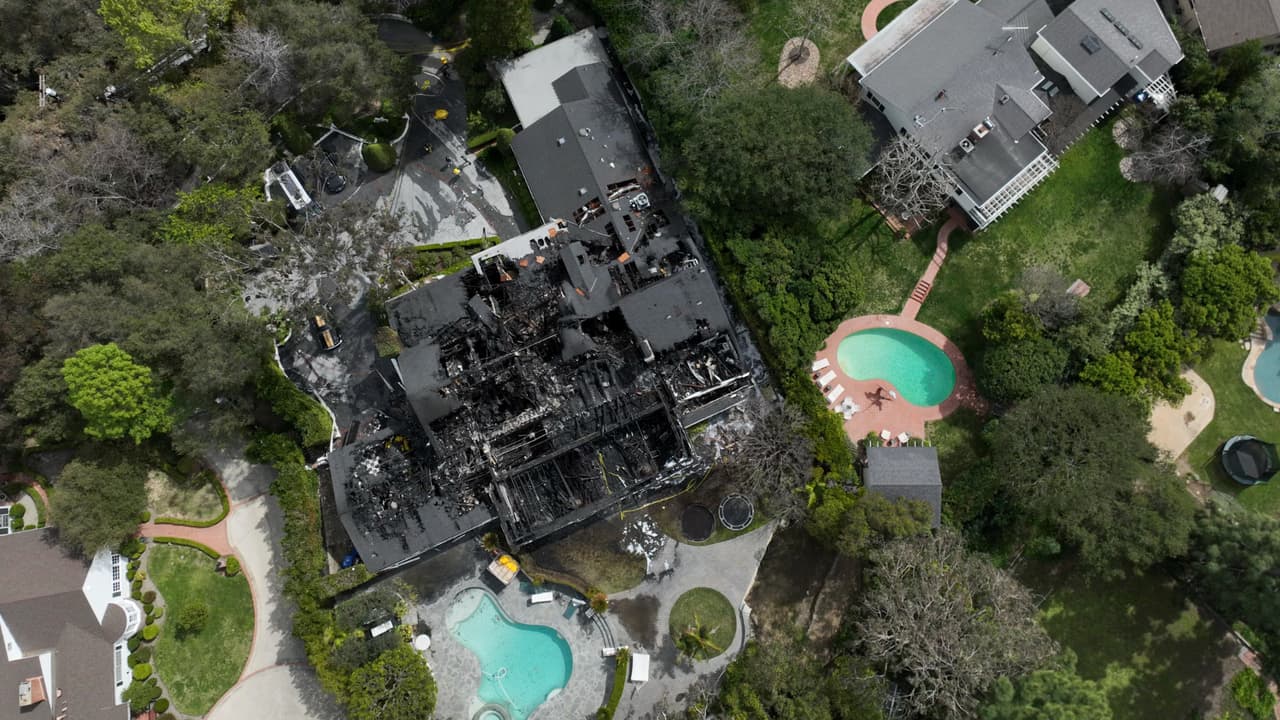 En esta otra toma aérea se aprecian los devastadores daños que sufrió la mansión de Cara Delevingne tras el incendio que se suscitó al interior.