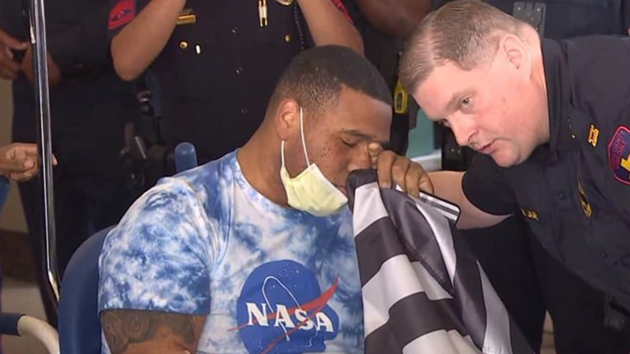 Jaqaim Barthen, oficial del precinto 4 de la oficina del sheriff del condado Harris 
<b><a href="https://www.facebook.com/Precinct4/photos/pcb.4881314168568124/4881314951901379" target="_blank">salió del Hospital Memorial Hermann</a></b> el miércoles. Barthen resultó herido durante el fin de semana en una emboscada frente a un bar ubicado al norte de la ciudad.