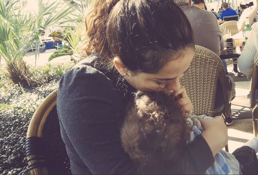 Danna siguió el ejemplo de varios famosos que no muestran la cara de sus hijos, como Sebastián Rulli.