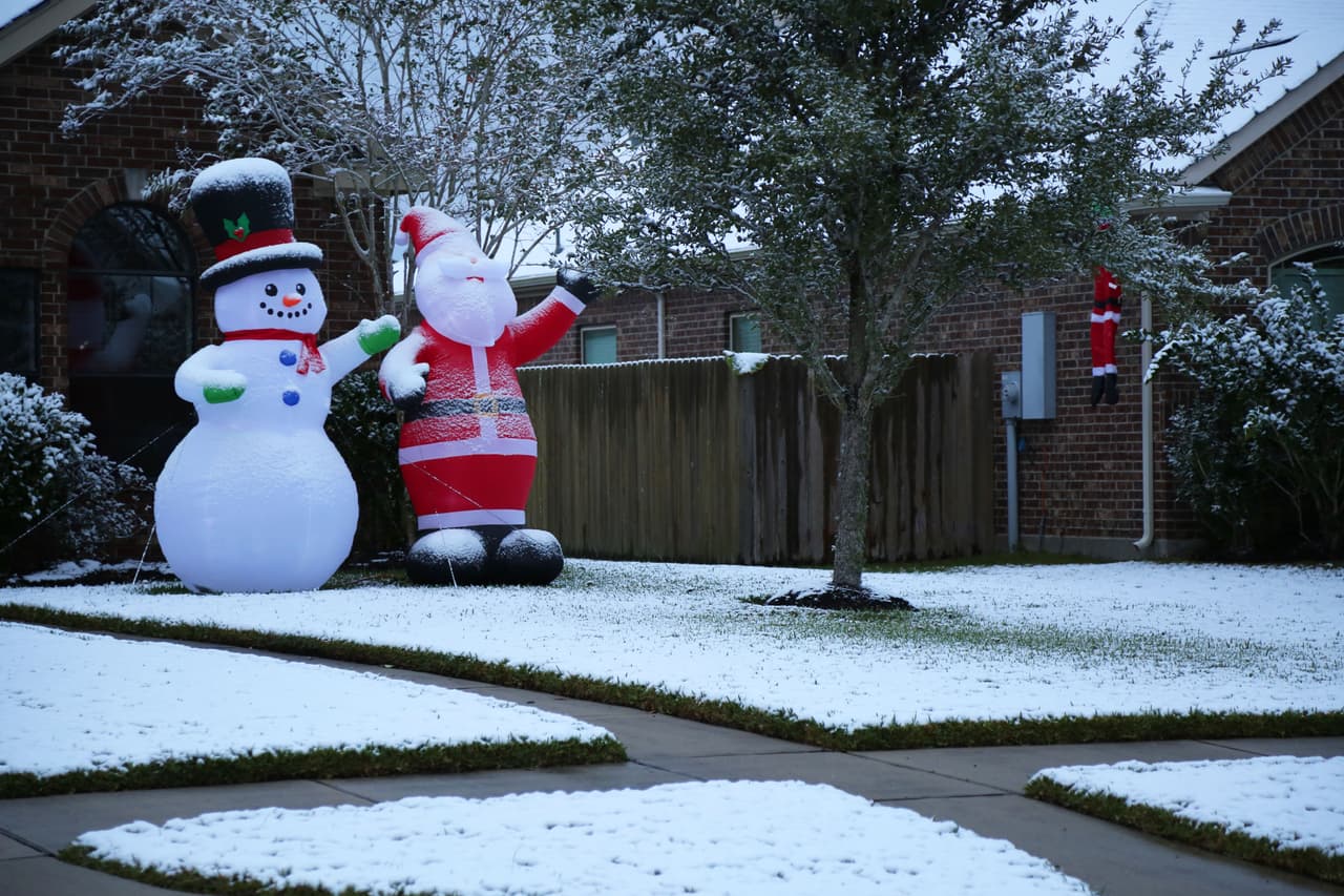 Estas decoraciones navideñas parecen celebrar la caída de nieve.
