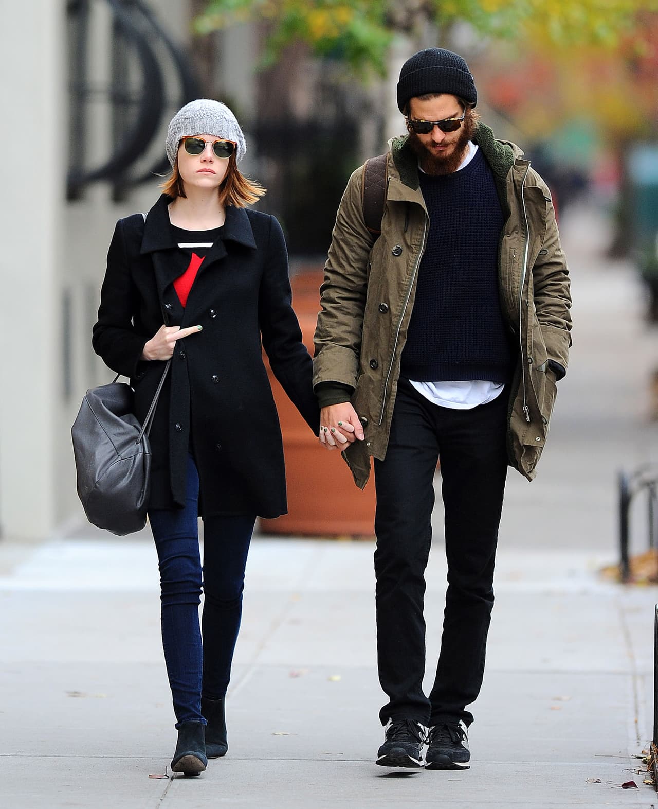 La actriz 
<b>Emma Stone</b> es una de las que ha sacado pancartas con mensajes que invitan a apoyar organizaciones sin fines de lucro cuando nota un fotógrafo, y ha hecho otros gestos que denotan alguna simpatía. Pero esta vez, mientras paseaba con su ex 
<b>Andrew Garfield</b>, fue un poco más discreta.