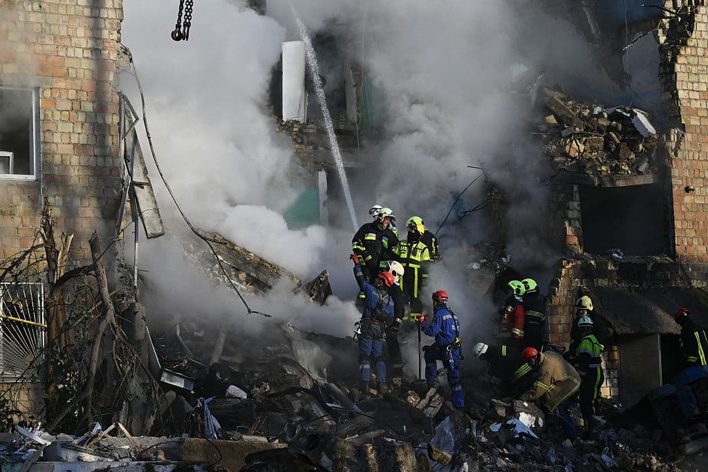 Rescatistas ucranianos realizan una operación de búsqueda y rescate dentro y alrededor de un edificio residencial gravemente dañado durante un ataque a gran escala con drones y misiles rusos contra Kiev, que causó la muerte de al menos 10 personas el 28 de agosto de 2025, durante la invasión rusa de Ucrania.