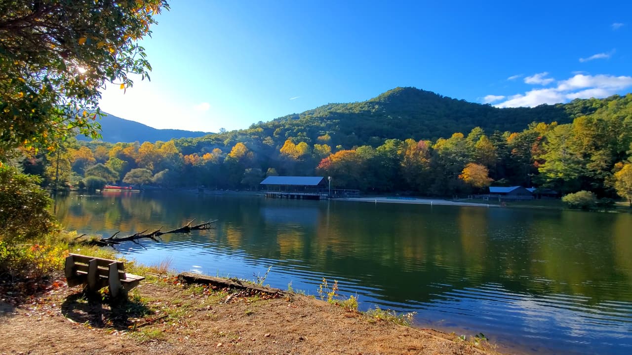 Quienes llegan para una visita del día, pueden relajarse a lo largo del lago Trahlyta.