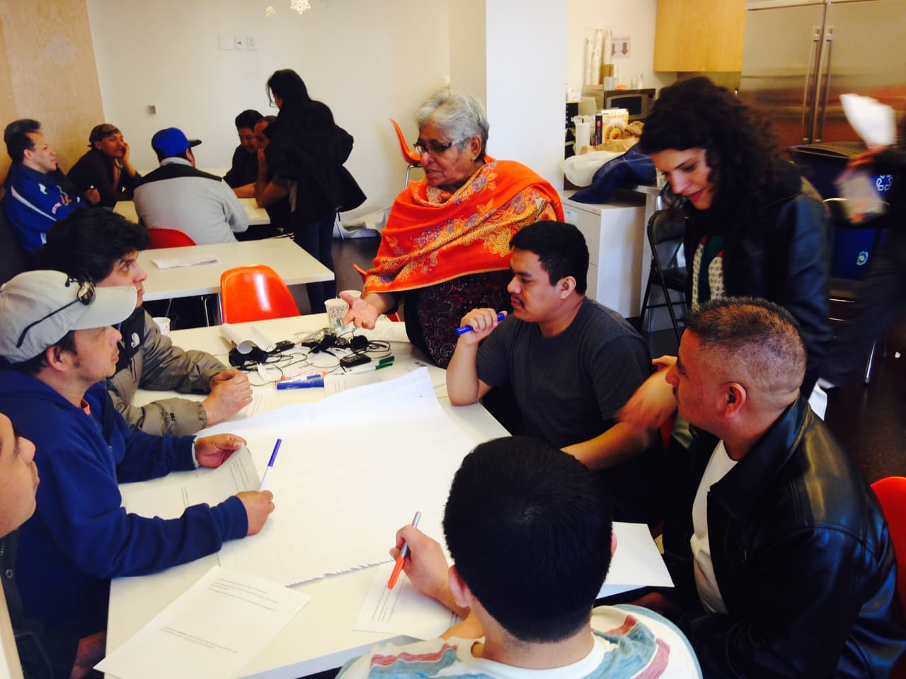 Heleodora, de 72 años, transmite sus conocimientos a compañeros de lucha.