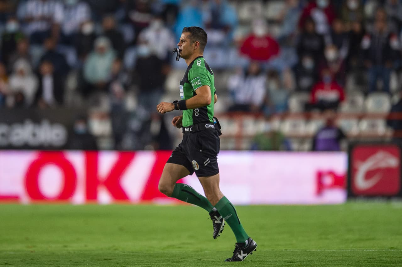 Fernando Hernández decidió no expulsar a Ibáñez por una plancha a Fidalgo.