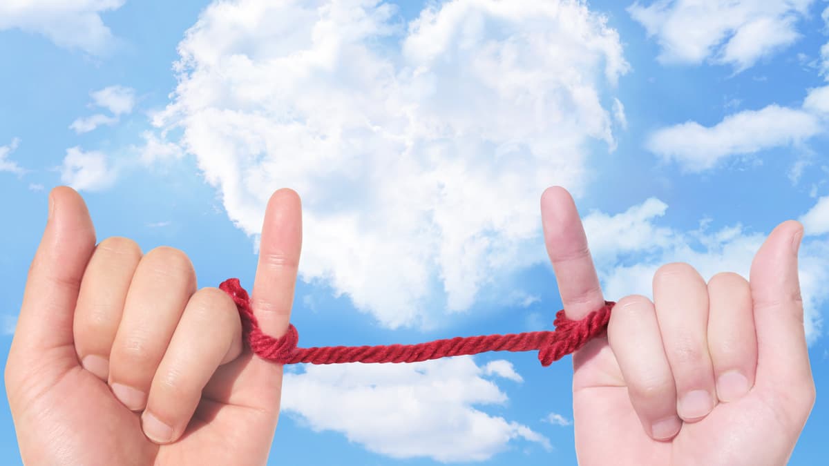 Hay un viejo proverbio chino de un hilo rojo del destino que establece que todos estamos unidos a otra persona a través de él. ¿Quieres saber de qué se trata?