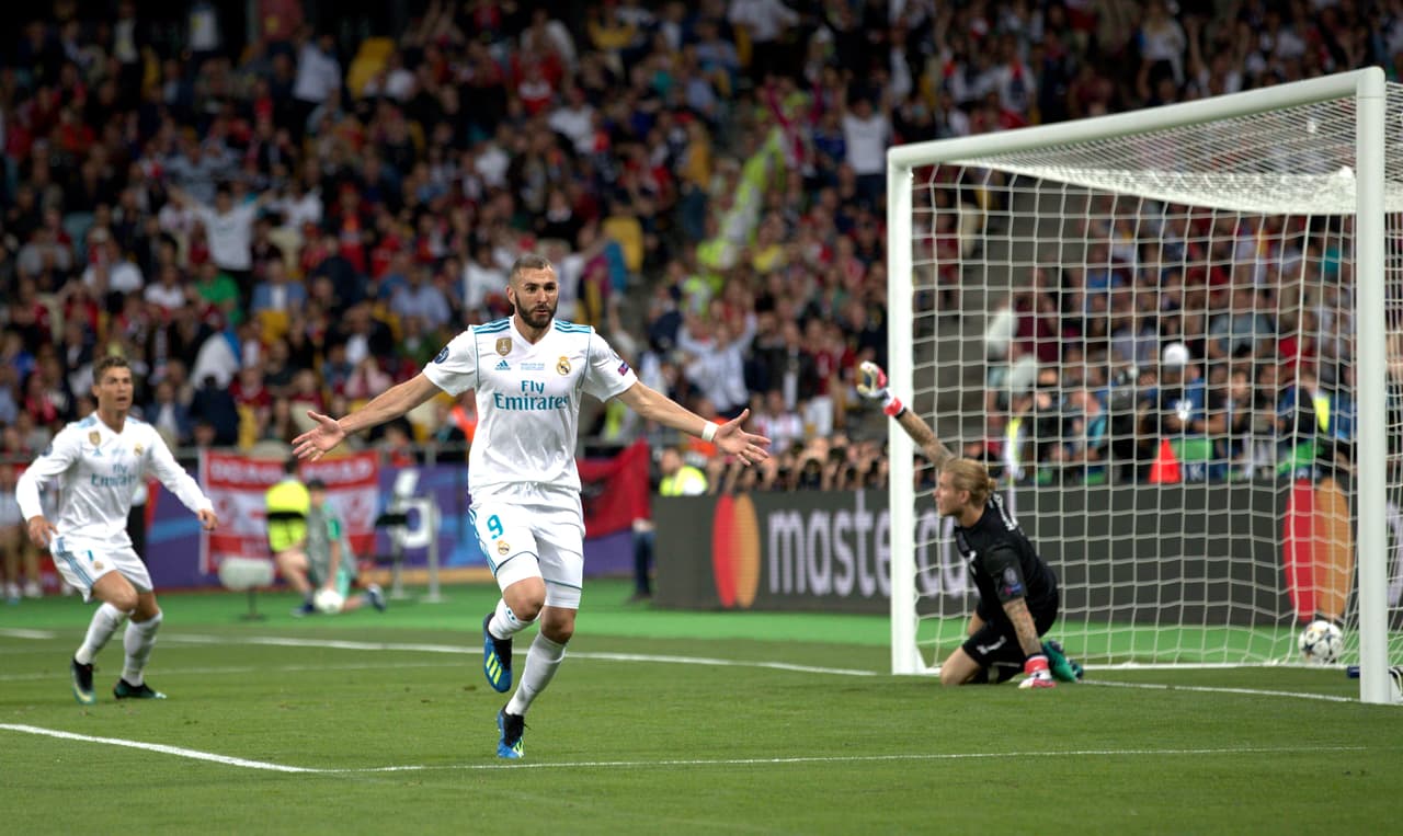 Kiev (Ukraine), 26/05/2018.- Real Madrid player Karim Benzema (C) celebrates a score against Liverpool goalkeeper Loris Karius but the goal was disallowed for offside during the UEFA Champions League final between Real Madrid and Liverpool FC at the NSC Olimpiyskiy stadium in Kiev, Ukraine, 26 May 2018. (Liga de Campeones, Ucrania) EFE/EPA/SEDAT SUNA