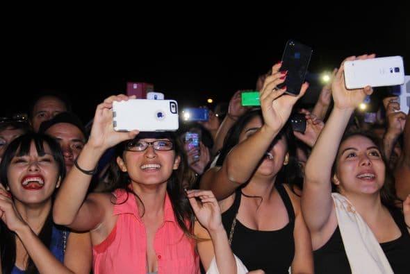 El Dasa revolucionó Phoenix con su voz y carisma, enloqueciendo a miles de fans que los esperaban ansiosas. El chulo causó furor con sus movimientos sexy y desafió seguridad para acercarse y bailar con sus consentidas.