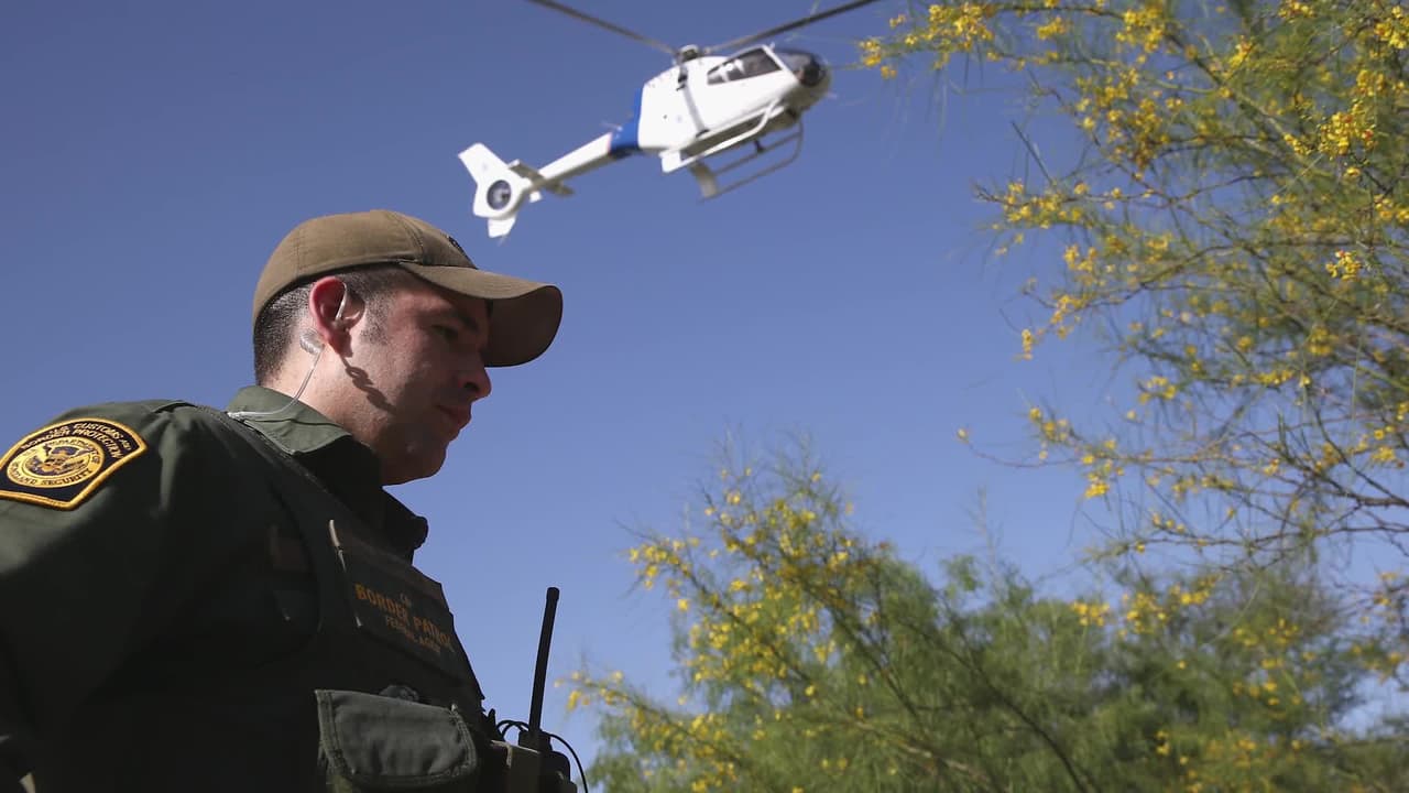 Los indocumentados fueron rastreados por sensores y cámaras. Un equipo de la Patrulla Fronteriza por aire y tierra los encontró y los arrestaron.