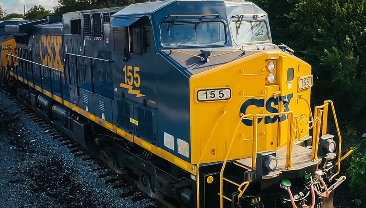 Cuatro mujeres sufren graves heridas luego de chocar contra un tren de carga en Harvey