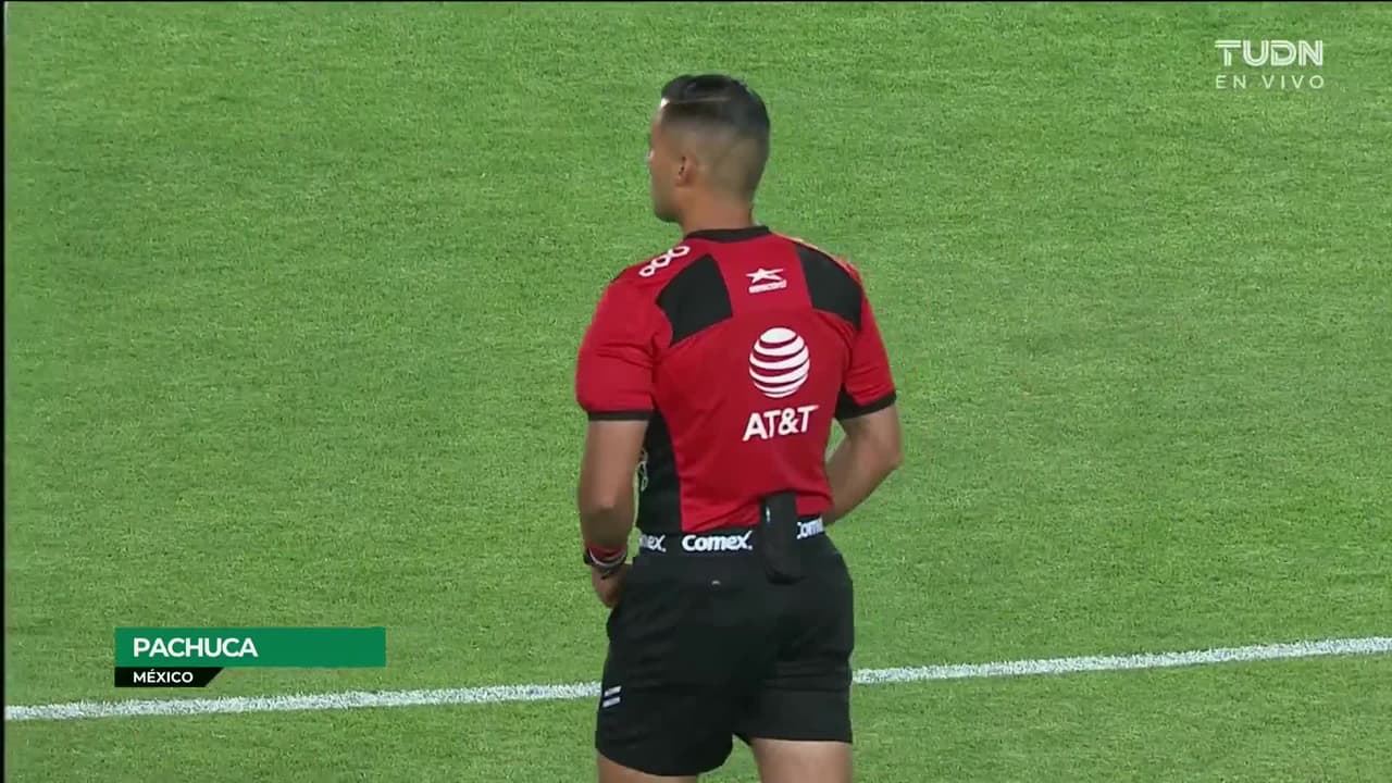 Arranca el partido y la pelota está en juego.