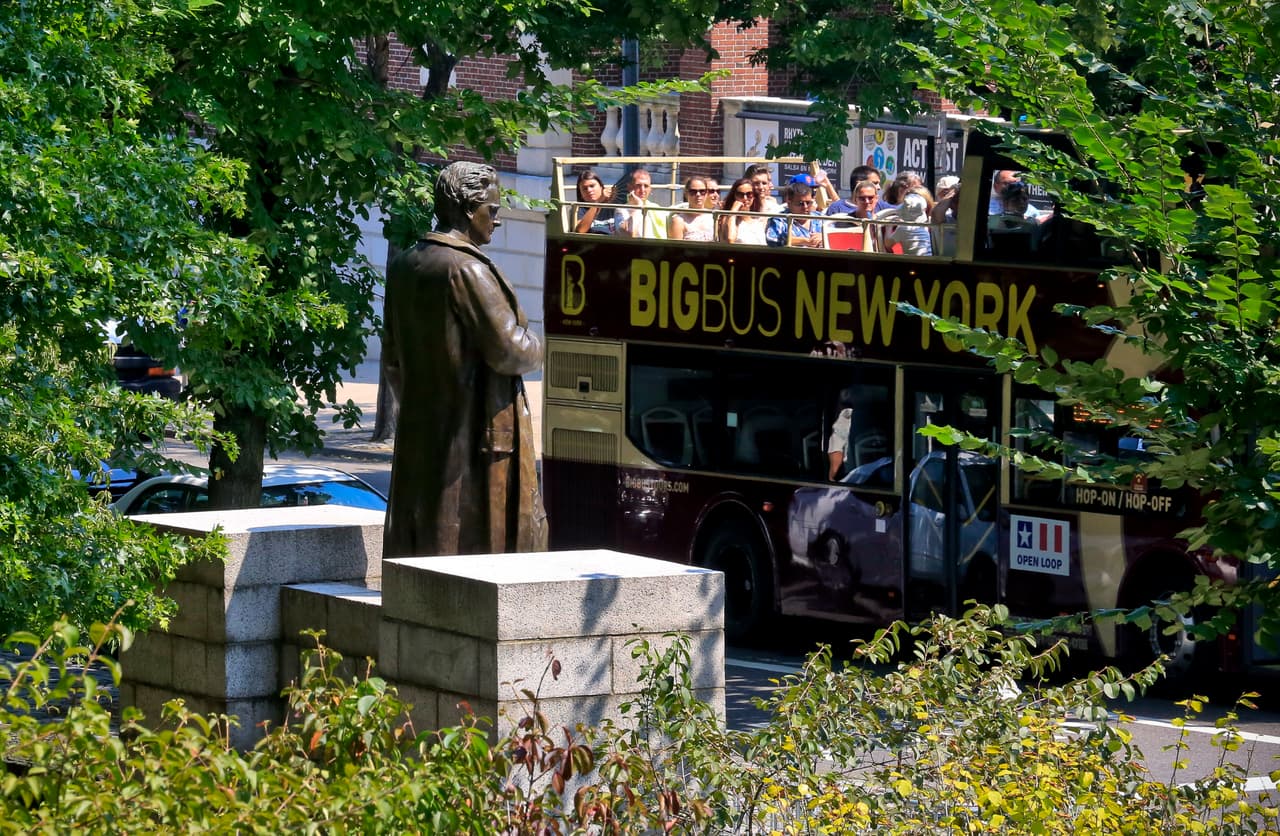 <b>NUEVA YORK (EEUU). </b>Esta estatua en el Central Park honra al doctor J. Marion Sims, cirujano considerado como el 'padre de la ginecología moderna'. Es un venerado cirujano que logró grandes avances en su área pero
<b>otros señalan la polémica detrás de sus experimentos: probaba técnicas sin anestesia en esclavas negras para el desarrollo de sus tratamientos para problemas que post parto. </b>