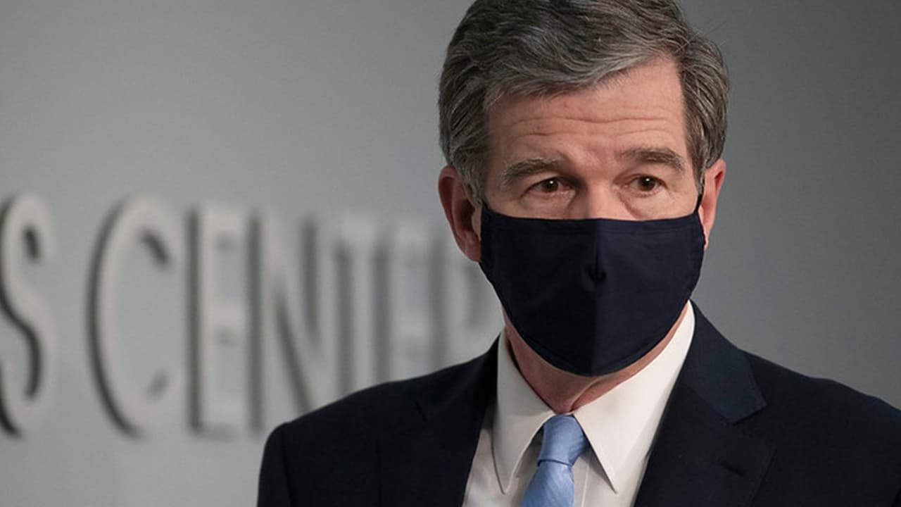 Roy Cooper prohíbe la venta de bebidas alcohólicas después de las 11 pm