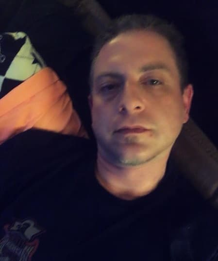 Un caso de delito grave por tráfico de drogas que data de 2001 resultó en una sentencia suspendida y libertad condicional.