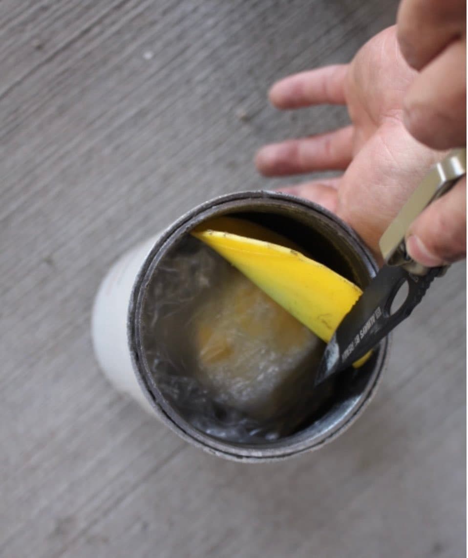 Cocaína oculta en el filtro de aceite del vehículo. El motor había sido modificado para que el aceite pasara por alto el filtro.