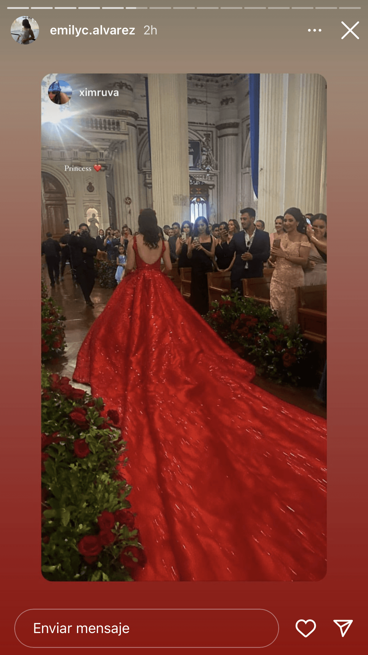 El otro, y quizás más llamativo, la enorme cola de la prenda de
<b>13 pies de largo (unos 4 metros</b>), de acuerdo con reportes de la prensa.
<br>