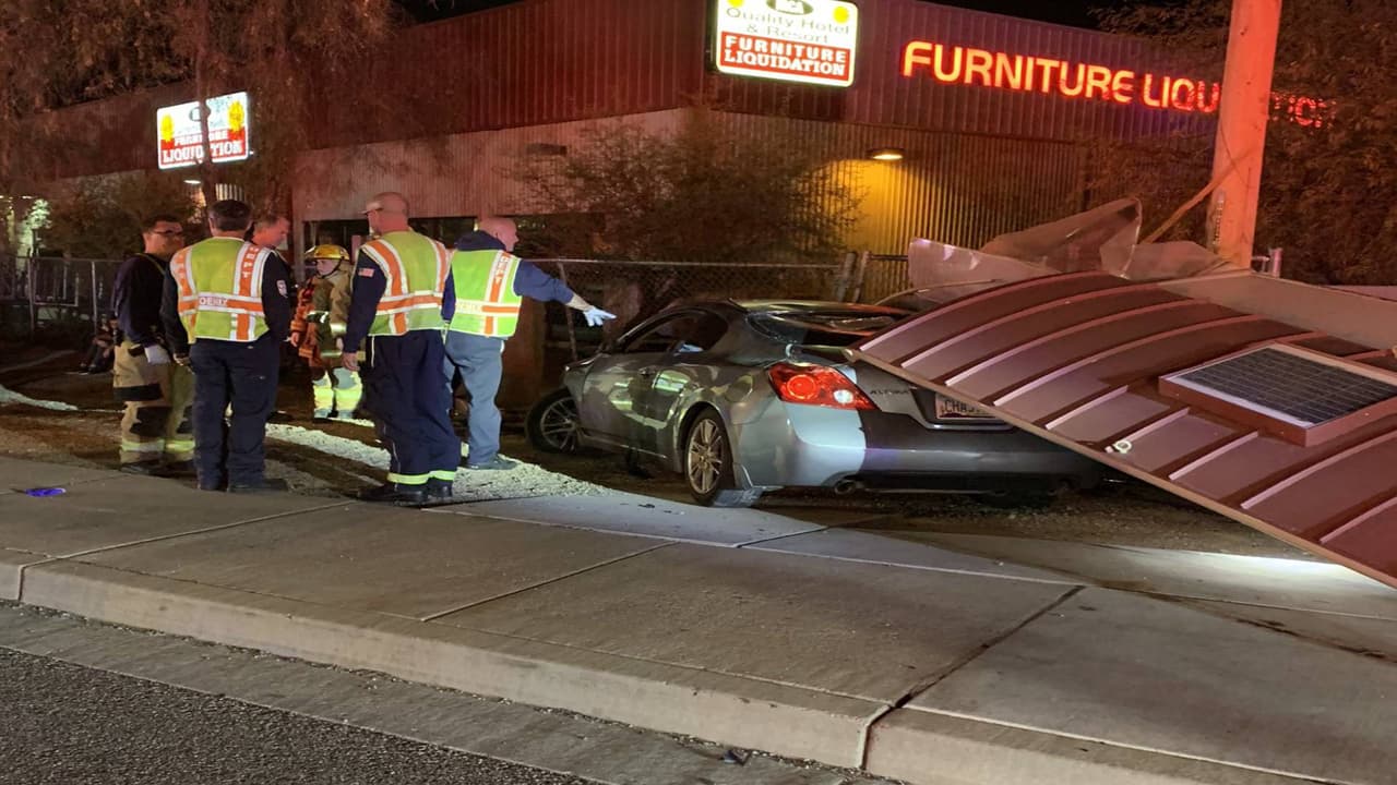 Tres personas atropelladas en una  parada de autobús tras choque entre dos autos 