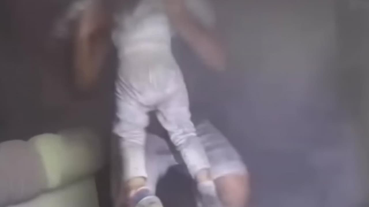 <i><b>Mira también:</b></i> Policías y vecinos de la zona unieron esfuerzos para rescatar con vida a dos hermanitos que estaban atrapados en el interior de su vivienda que era consumida por el fuego.