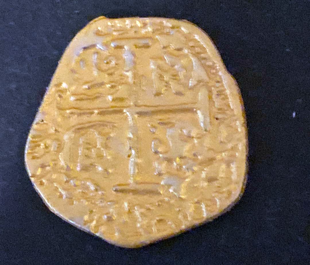 Rene conserva una copia bañada en oro de la primera moneda española estampada en América por uno de sus ancestros.
