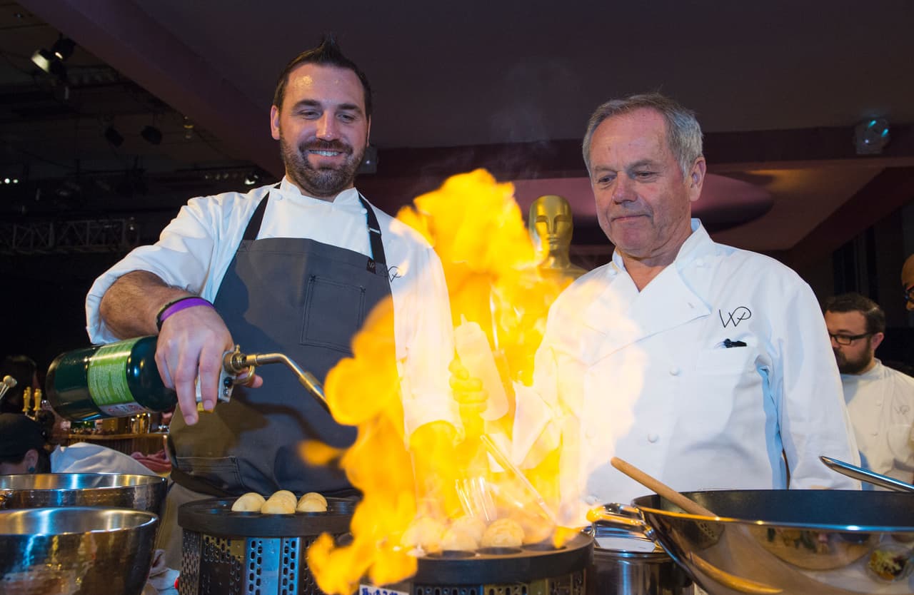 Wolfgang Puck supervisando todos los detalles de la comida.