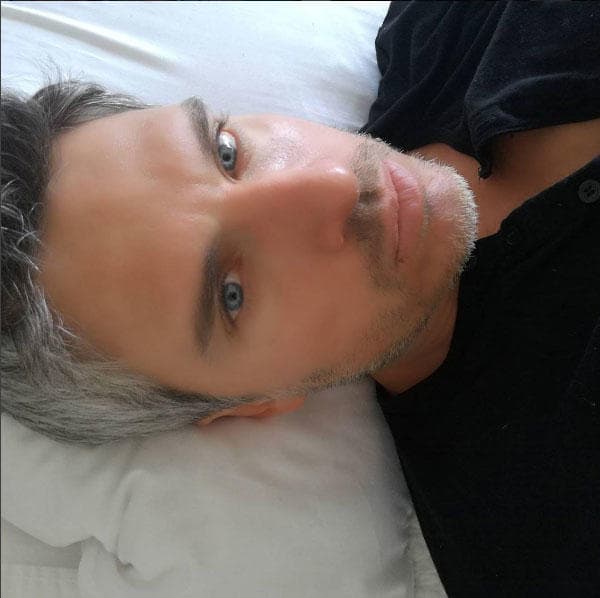 Sus ojos azul turqueza fueron lo que cautivó a su esposa, quien confesó que se enamoró de él a primera vista.