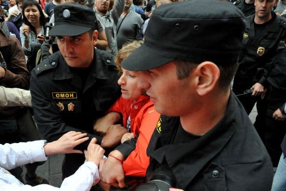 El alcalde en funciones de Moscú, Serguéi Sobianin, se pronunció a favor de que el dirigente opositor Alexéi Navalny se presente a las elecciones al Ayuntamiento de la capital rusa del próximo 8 de septiembre. Navalny decidió retirar su candidatura tras ser condenado la víspera a cinco años de cárcel en un caso de robo de madera y fraude, lo que de hecho le inhabilitaba para tomar parte en unas elecciones. Después de su arresto, condena y posteriores demostraciones en St. Petersburg y otras ciudades rusas, el bloguero fue puesto en libertad en forma inesperada. Al quedar en libertad hasta que se resuelva la apelación de la sentencia, el opositor podría concurrir teóricamente a los citados comicios. Tras abandonar la prisión preventiva de la ciudad de Kírov, unos 900 kilómetros al este de la capital, Navalny señaló que tomara una decisión cuando vuelva a casa. Mientras, el veterano opositor liberal, Borís Nemtsov, animó hoy a Navalny a postular su candidatura, "continuar hasta el final y ganar". "Estoy convencido de que si en las elecciones recibe más de un millón de votos, no se atreverán a encerrarlo. La garantía de inmunidad de Navalny depende directamente del apoyo popular", apuntó. Navalny, bloguero anticorrupción que sacó a la luz los trapos sucios del partido del Kremlin, era considerado hasta su condena ayer a cinco años de cárcel el dirigente opositor con mayor gancho electoral. Los analistas no creen en una posible victoria de Navalny en las elecciones a la alcaldía, pero consideran que su condena sí puede traerle réditos electorales. Uno de los organizadores en diciembre de 2011 de las mayores protestas antigubernamentales desde la caída de la Unión Soviética, Navalny fue el dirigente más votado cuando la oposición extraparlamentaria decidió crear un consejo coordinador.