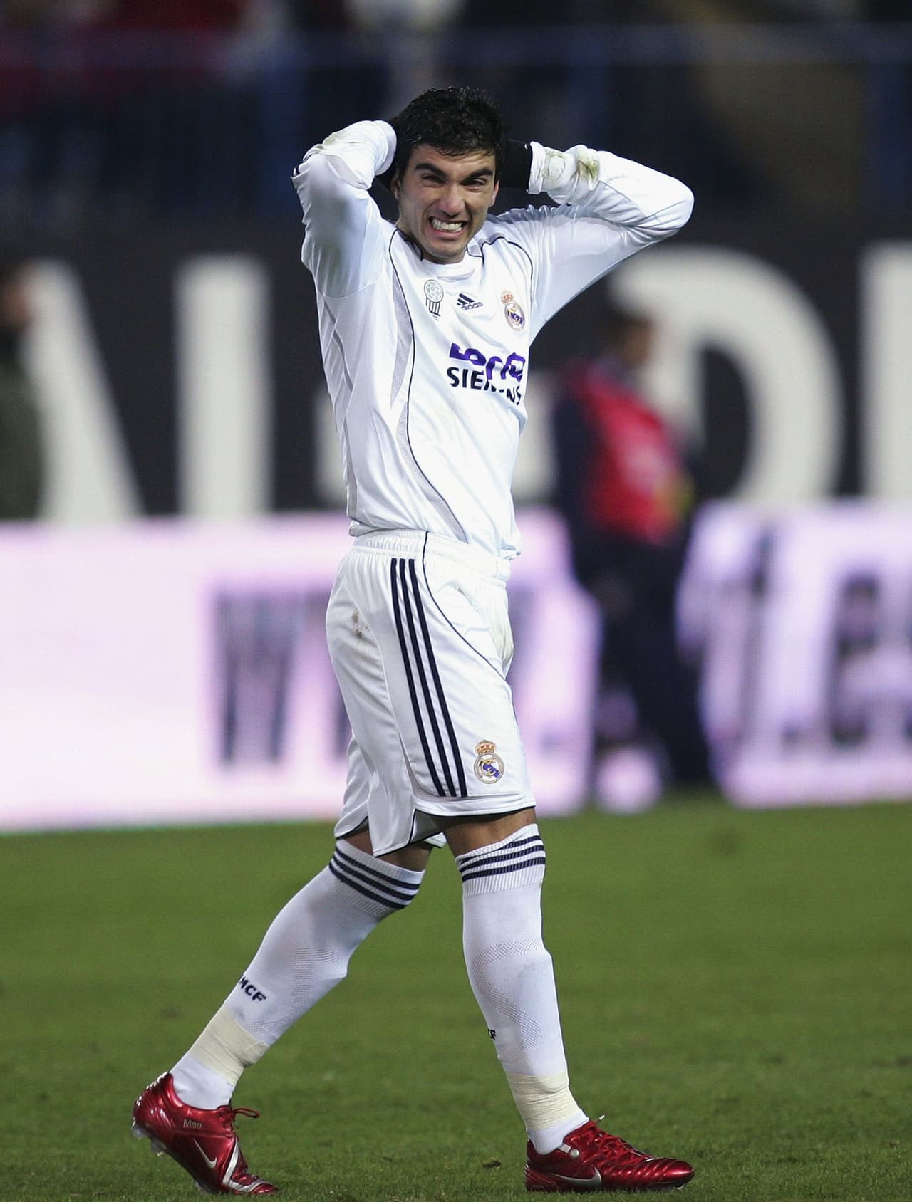 En dirección contraria, unos años después, lo hizo 
<b>José Antonio Reyes </b>luego de ser fichado por el Real Madrid desde el Arsenal, donde brillaba en cada jornada.