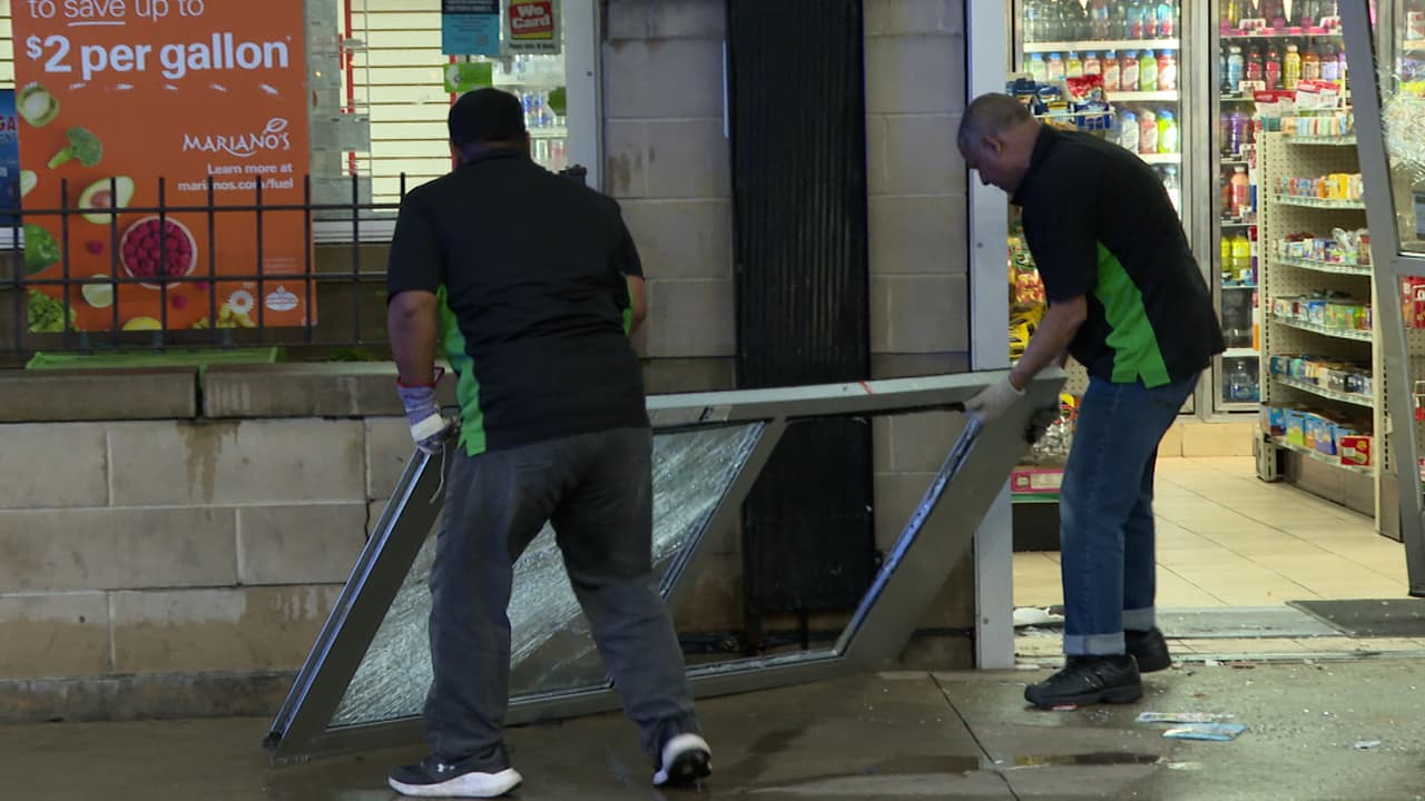 No obstante, en el lugar 
<b><a href="https://www.univision.com/local/chicago-wgbo/ola-de-robos-a-autos-en-uptown-lakeview-y-lincoln-park-la-policia-de-chicago-dice-como-protegerse" target="_blank">se pudo constatar el nivel de destrucción provocado por los asaltantes</a></b>, así como las labores de limpieza que realizaba el personal durante las primeras horas del día.