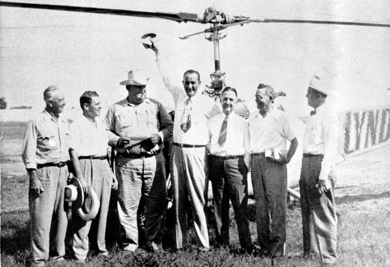 Lyndon Johnson (centro) en un momento de su campaña para senador de EEUU en 1948.