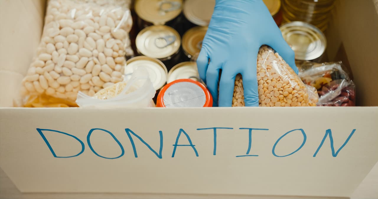 <b>Meals on Wheels - Distribución de comidas de Thanksgiving</b>
<br> • Fecha: Durante noviembre.
<br> • Lugar: Domicilios de personas mayores y discapacitadas.
<br> • Requisitos: Registro previo y cumplir con los requisitos de ingresos y situación de vulnerabilidad.
<br> • Más información:
<a href="https://www.svmow.org/thanksgivingmatch/" target="_blank">Meals on Wheels</a>