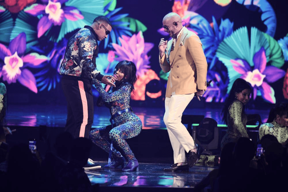 Natti Natasha en colaboración con Daddy Yankee y Pitbull hizo que el público coreara y bailara de principio a fin el tema 'No lo trates'.