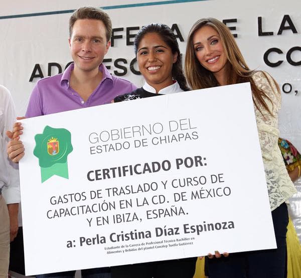 No se separa de Manuel.