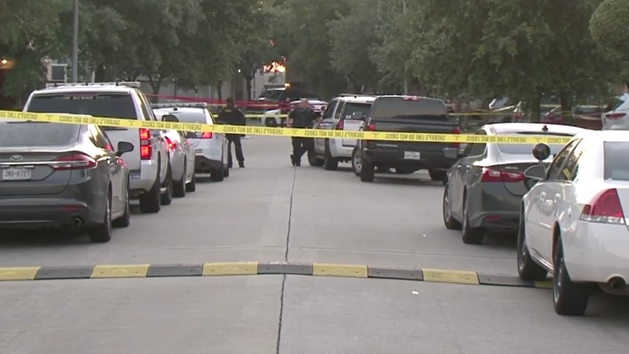 Un testigo le dijo a la policía que al menos dos de los sospechosos son afroamericanos. Uno de ellos le disparó al joven, quien fue declarado muerto en la escena.