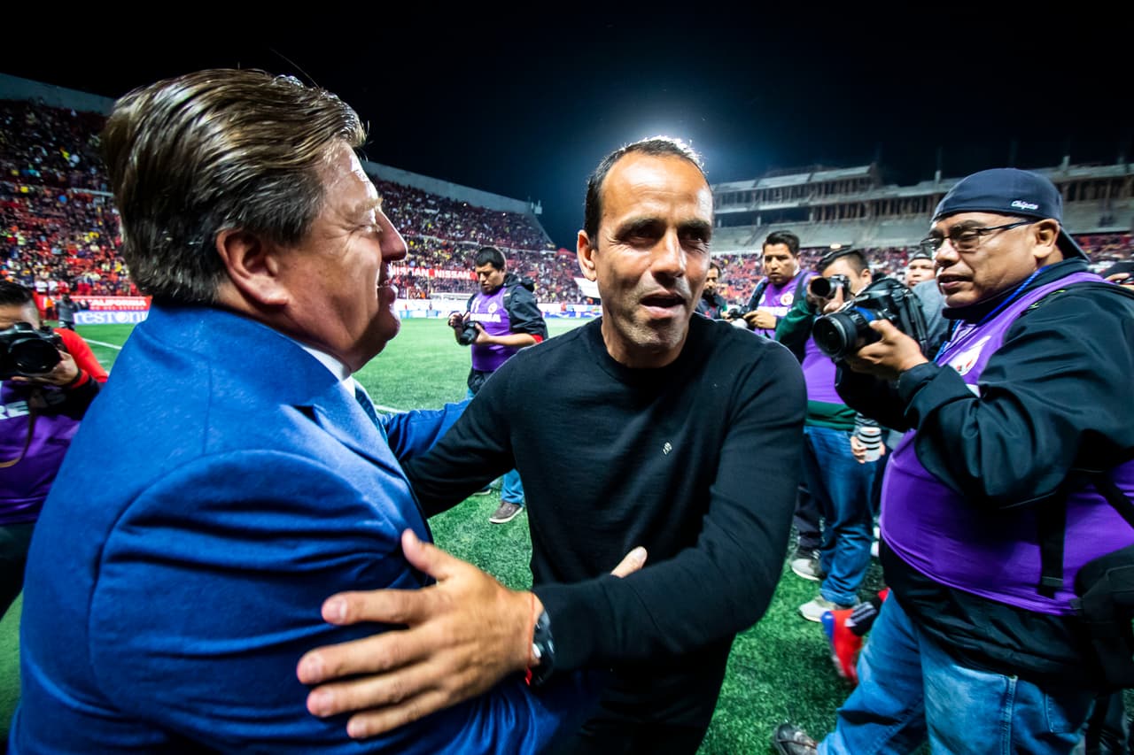 Miguel Herrera (izq) y Óscar Pareja se saludaron de manera breve pero efectiva antes de que rodara el esférico en el estadio Caliente.