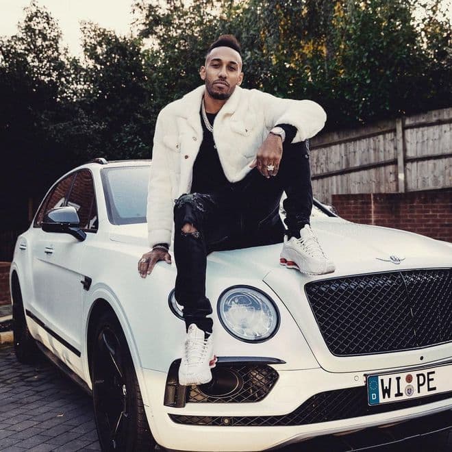 Pierre-Emerick Aubameyang disfruta del lujo de la vida y en esto ha gastado su dinero: innumerables autos exóticos, relojes muy costosos y una mansión multimillonaria.