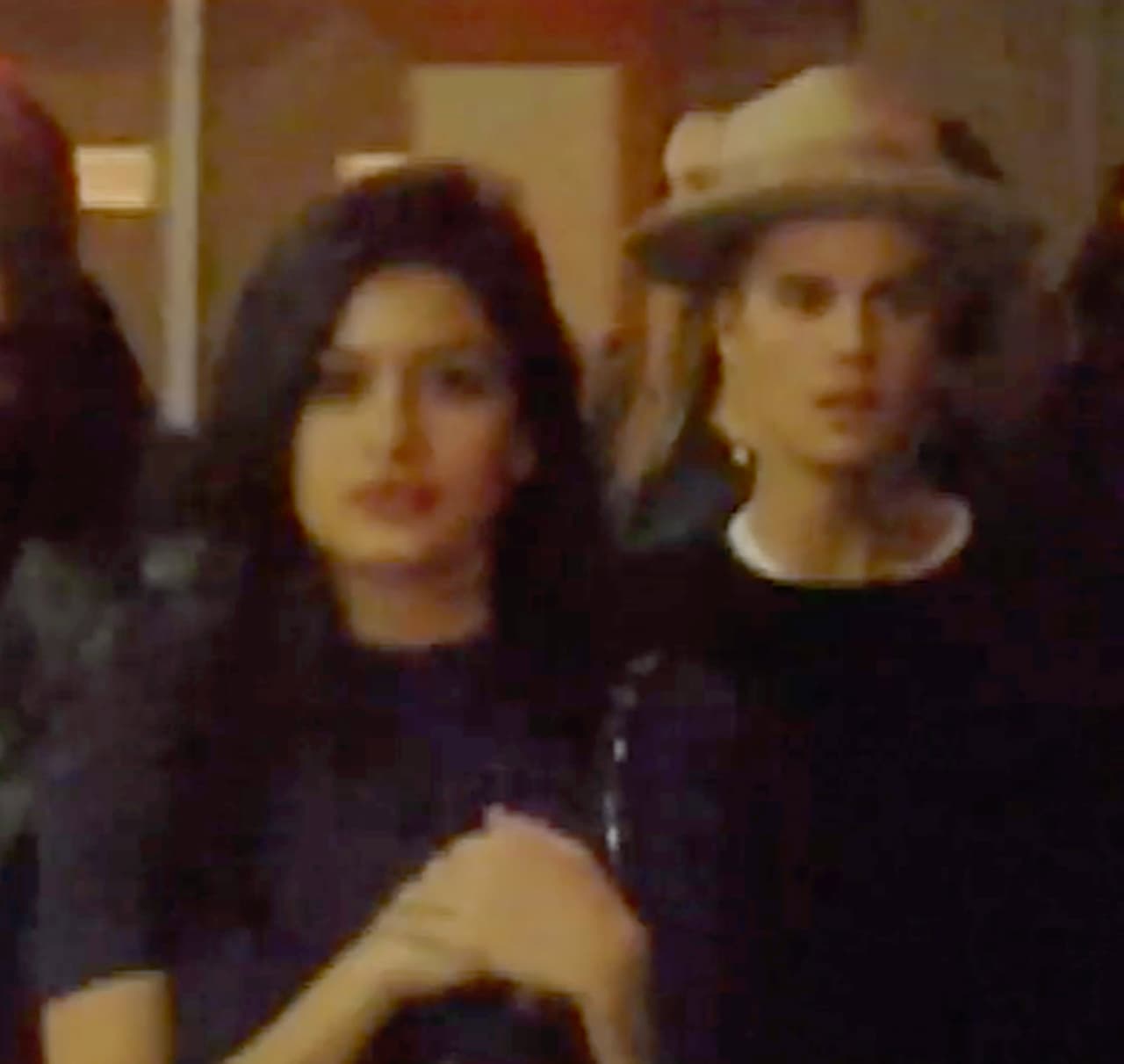 Pero los rasgos físicos, el cabello y la manera de vestir son idénticos a los del Kendall Jenner.