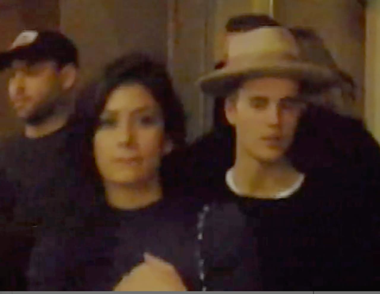 Las imágenes son de un paparazzi por lo que no se alcanza a ver muy bien.