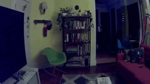 Adam además videograbó lo que ocurría en su apartamento cuando el no estaba mirando y los resultados son escalofriantes. ¿Ves cómo se mueve la silla verde?