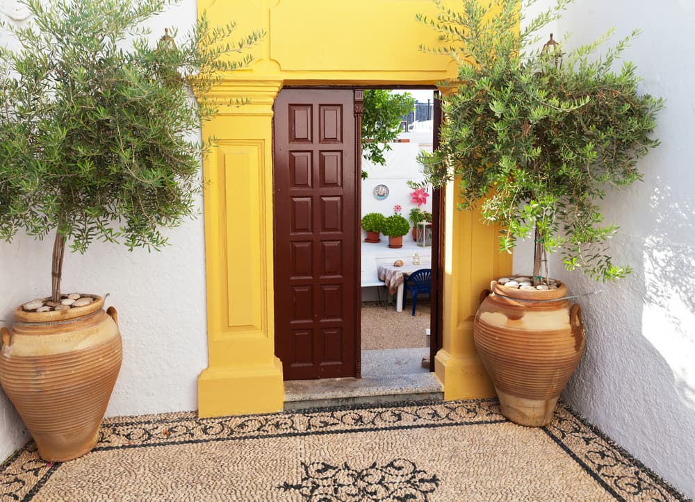 Coloca el frasco en un lugar alto o junto a la entrada o puerta principal de tu casa, ya que por ahí entra toda la energía. Que sea algo visible y donde claro, no se caiga o alguien se tropiece y lo rompa. Así, todo aquel que pase por el umbral dejará su negatividad con tu hechizo.