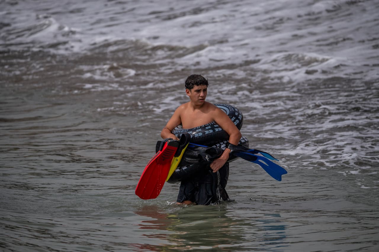 A algunos migrantes se les ha visto llegar equipados con neoprenos, hinchables y aletas de buceo para ayudarles a llegar nadando. (AP Photo/Antonio Sempere)